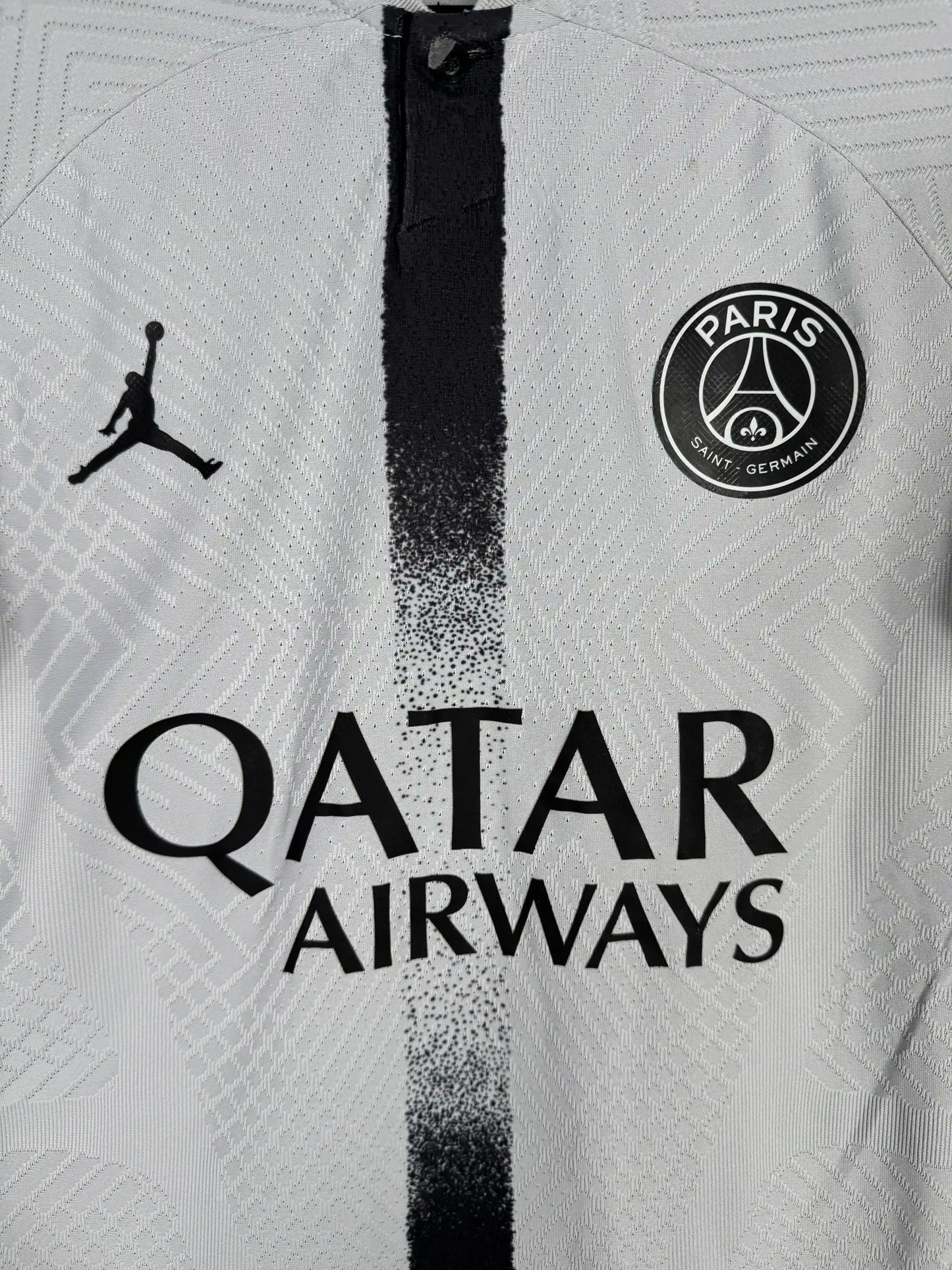 Détail sponsor Qatar Airways et écusson Paris Saint-Germain avec signature Jordan sur maillot extérieur Stock Pro 2022-2023 trio MNM