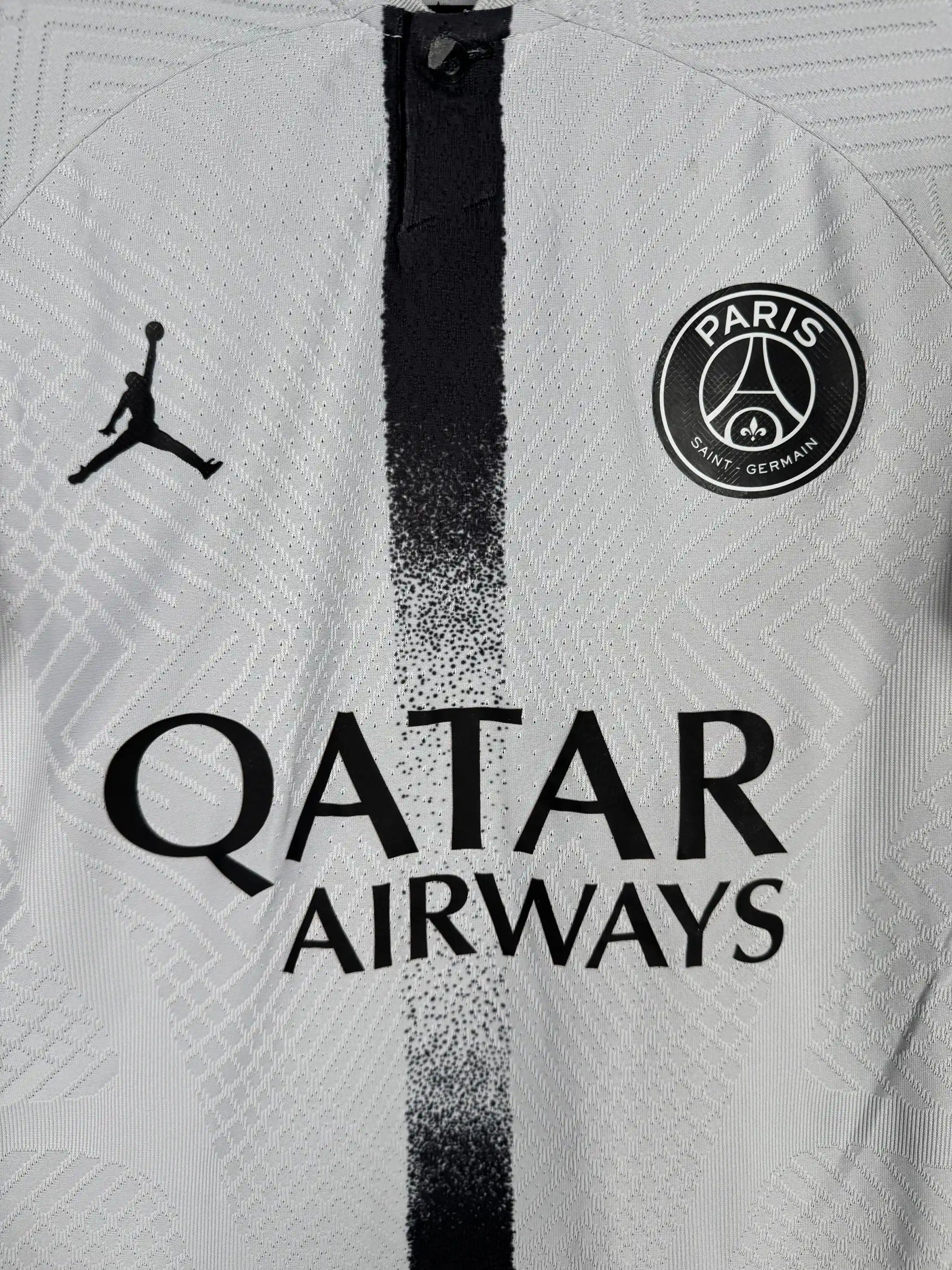 Détail sponsor Qatar Airways et écusson Paris Saint-Germain avec signature Jordan sur maillot extérieur Stock Pro 2022-2023 trio MNM