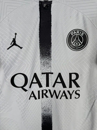 Détail sponsor Qatar Airways et écusson Paris Saint-Germain avec signature Jordan sur maillot extérieur Stock Pro 2022-2023 trio MNM