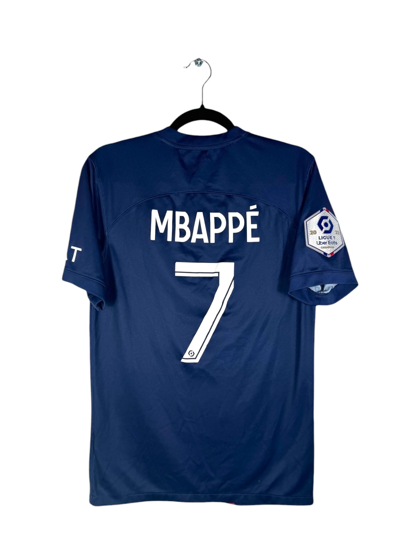 Dos maillot PSG 2023 flocage officiel Kylian Mbappé 7 et patch Ligue 1 Uber Eats.
