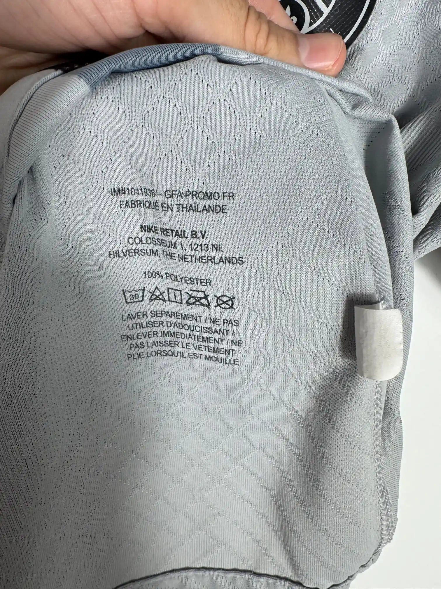Étiquette Stock Pro Player Issue prouvant la version technique destinée aux joueurs sur maillot PSG away Jordan 2022-2023 distinct de la version Stadium