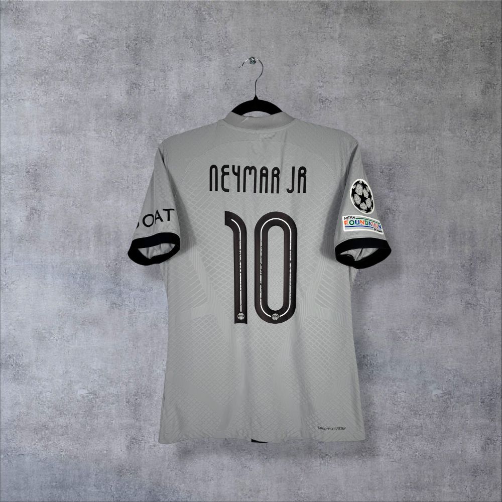 Dos du maillot PSG 2022-2023 extérieur gris argent Stock Pro avec flocage Neymar Jr N°10 et patches UEFA Champions League authentique