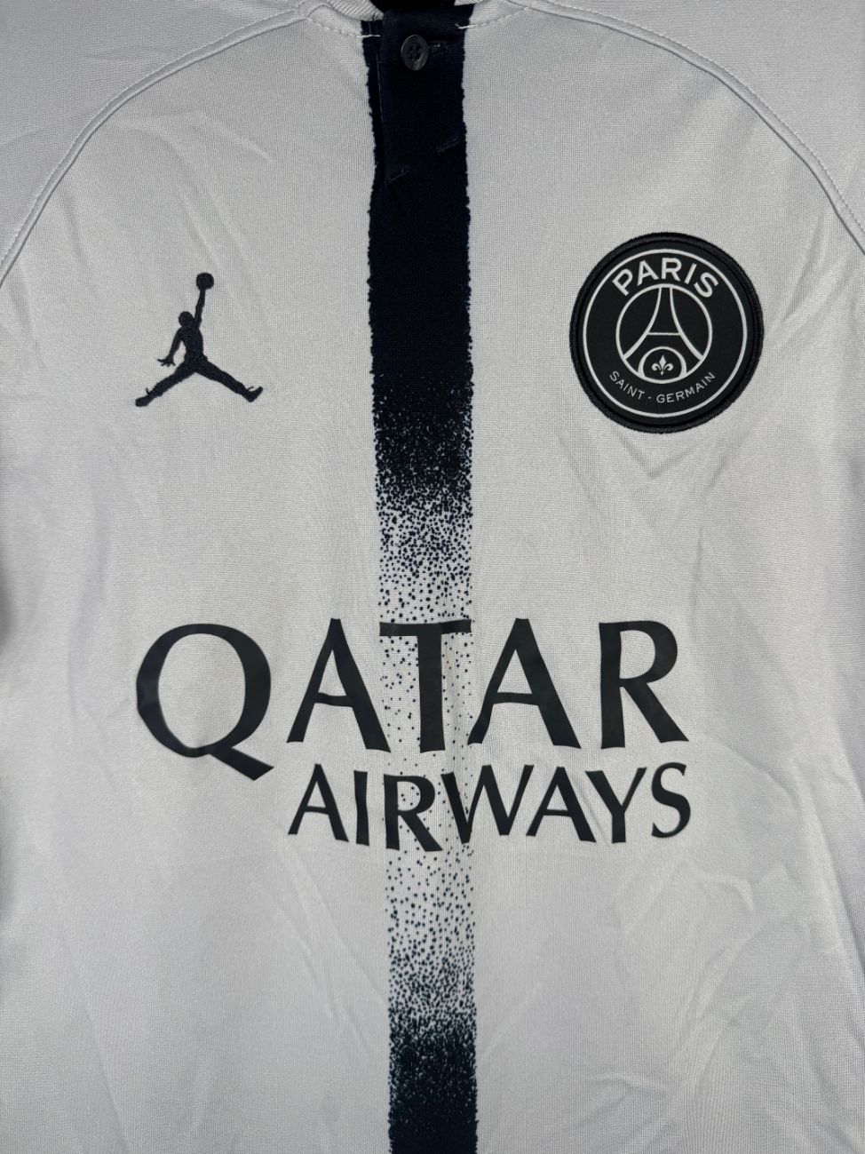 Détail de l'écusson du PSG et du logo Jordan