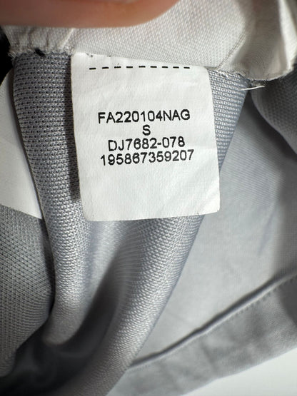 Étiquette d'authenticité avec code Jordan DJ7682-078 prouvant l'originalité du maillot