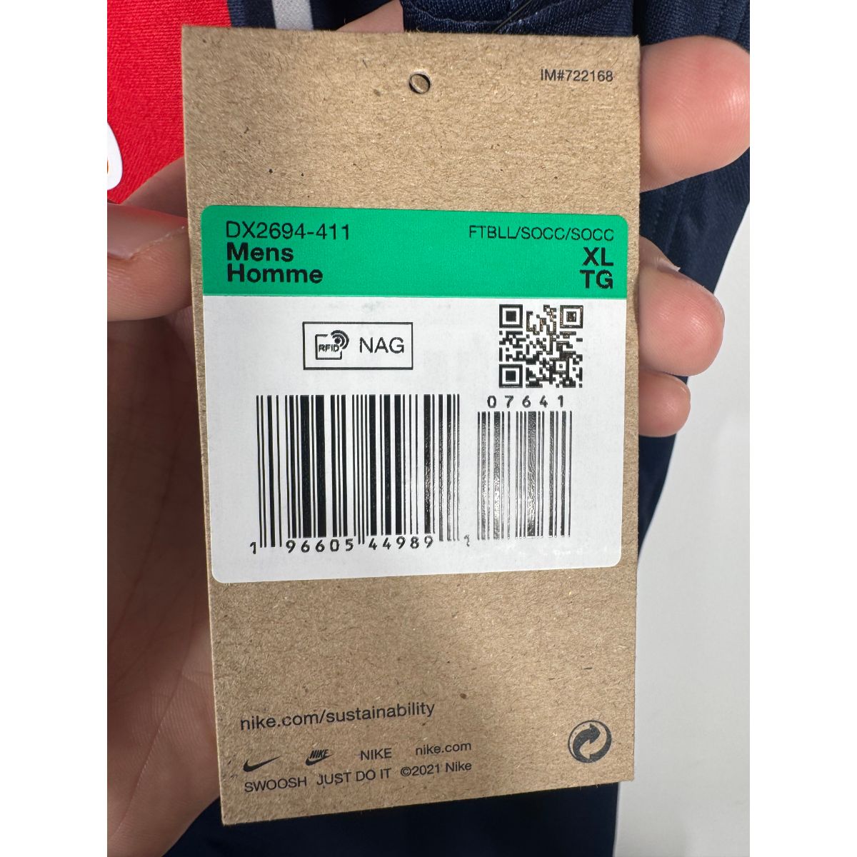 Détail des étiquettes neuves d'origine (BNWT) sur le maillot du PSG