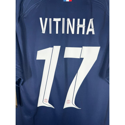Détail de la typographie du flocage sur le numéro 17 de Vitinha