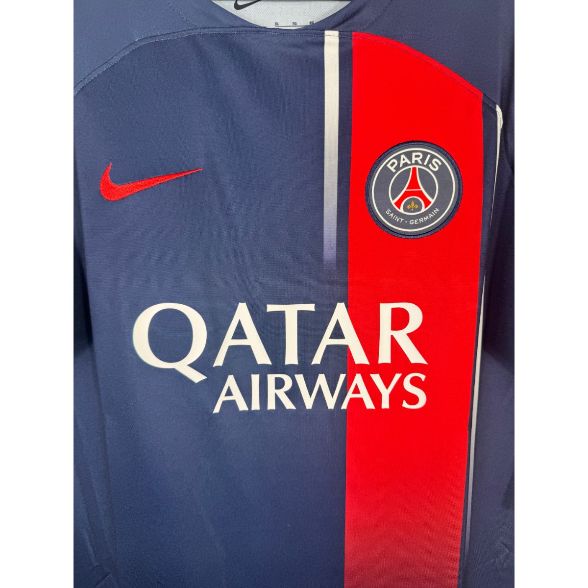 Détail de l'écusson du Paris Saint-Germain et du logo Nike