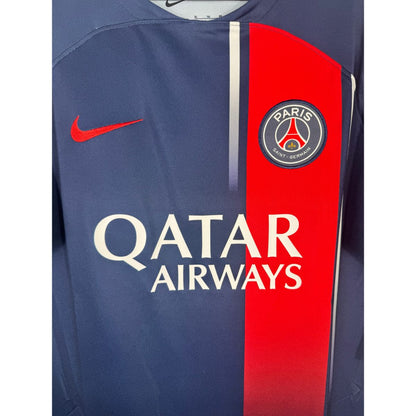 Détail de l'écusson du Paris Saint-Germain et du logo Nike