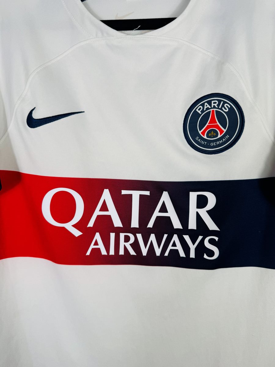 Détail écusson PSG et sponsor Qatar Airways, maillot extérieur 2023-2024
