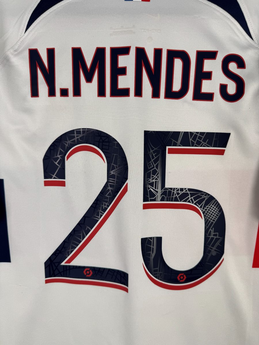 Gros plan du flocage Nuno Mendes 25 du maillot PSG 2023-2024 avec motif Paris et logo Ligue 1