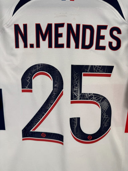 Gros plan du flocage Nuno Mendes 25 du maillot PSG 2023-2024 avec motif Paris et logo Ligue 1