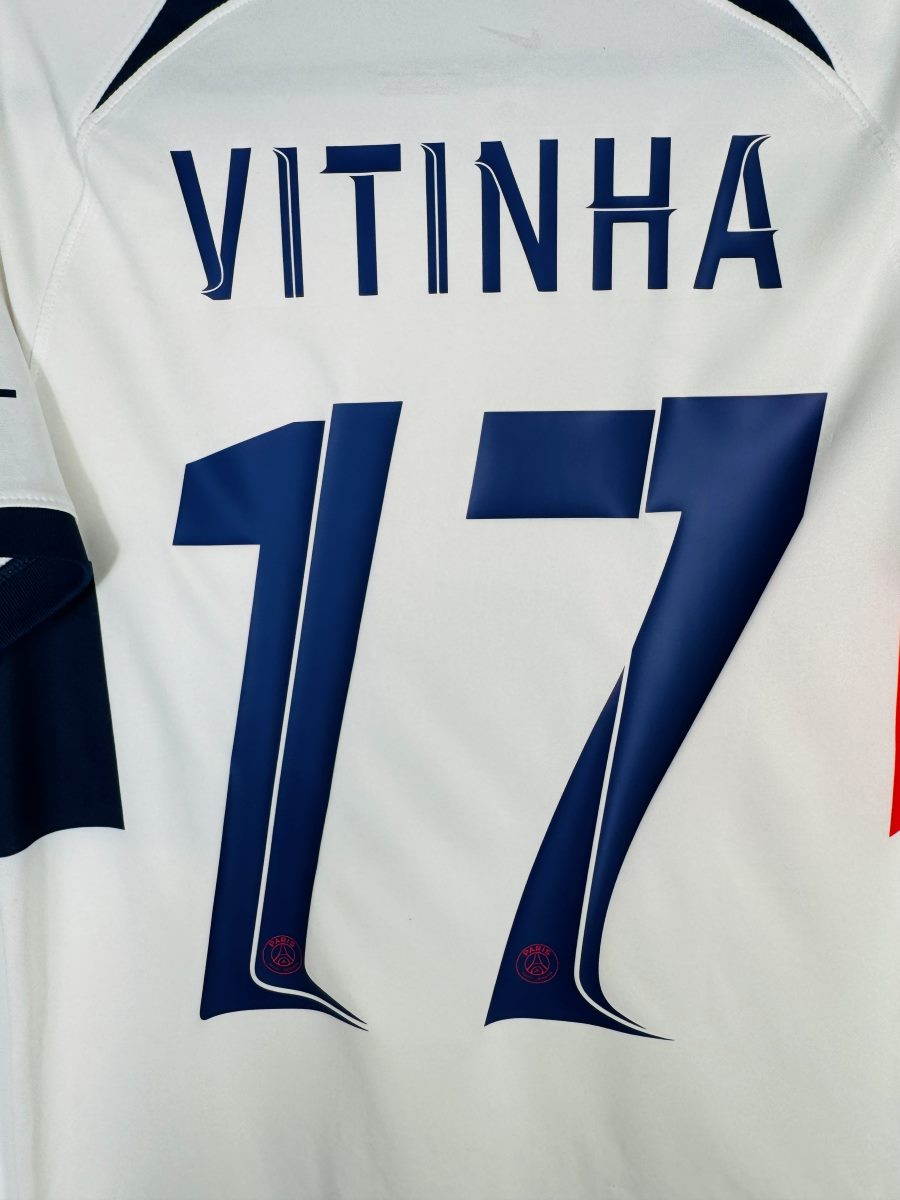 Détail flocage Vitinha N°17 sur maillot PSG extérieur 2023-2024