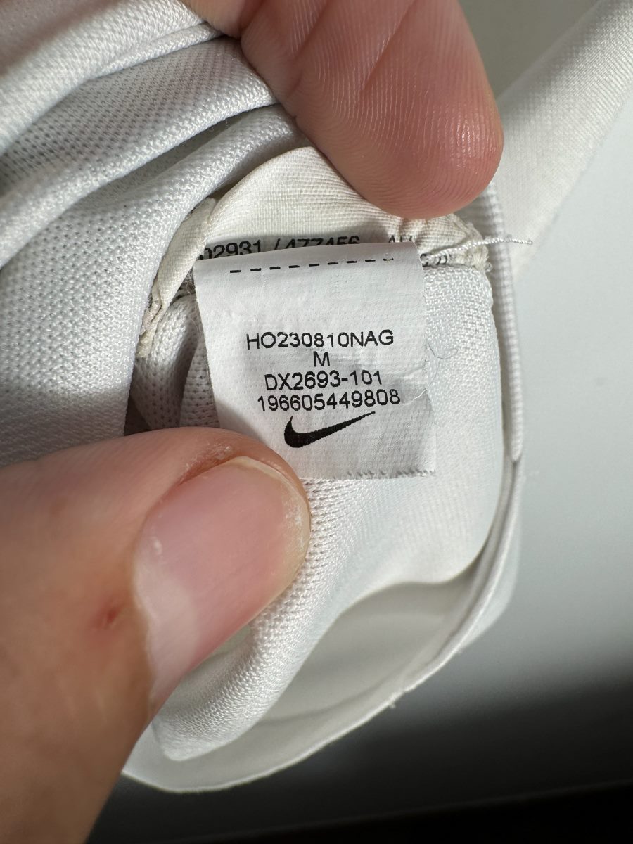 Étiquette intérieure Nike du maillot PSG 2023-2024 extérieur, référence DX2693-101 taille M
