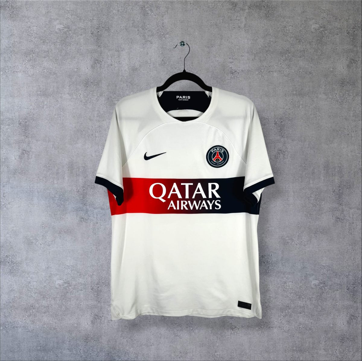 Face du maillot PSG 2023-2024 extérieur Nike blanc, bande rouge et bleu marine, sponsor Qatar Airways
