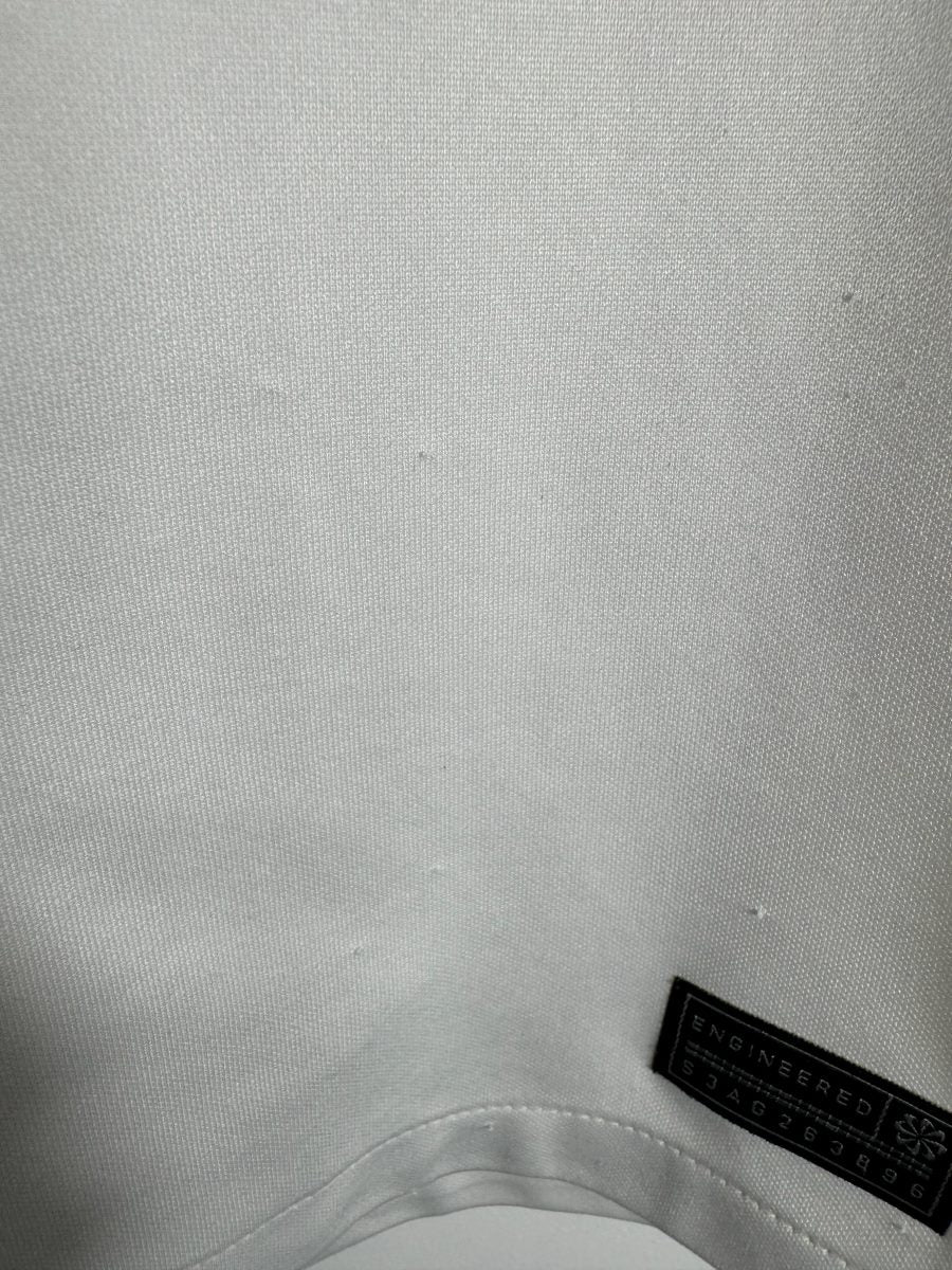 Usure du bas du maillot PSG 2023-2024 extérieur : bouloches diffuses sur le tissu blanc
