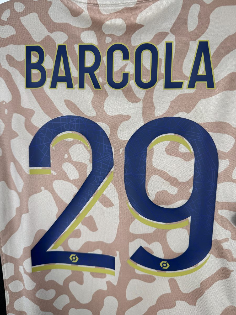 Détail du flocage Barcola 29 bleu marine à ombre jaune, maillot PSG fourth 2023-2024