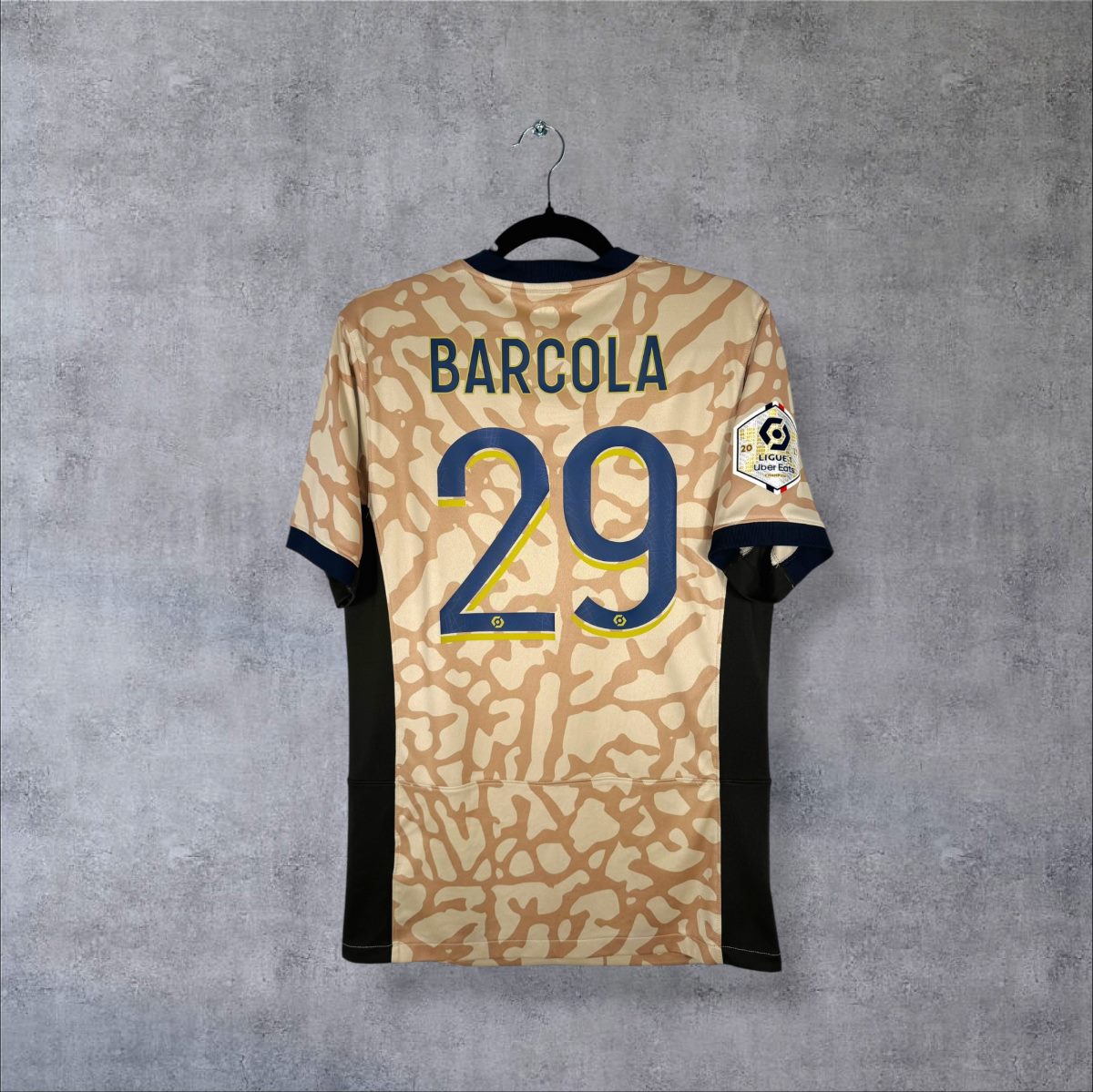 Dos du maillot fourth PSG 2023-2024 Jordan, flocage bleu marine Barcola 29 et patch Ligue 1