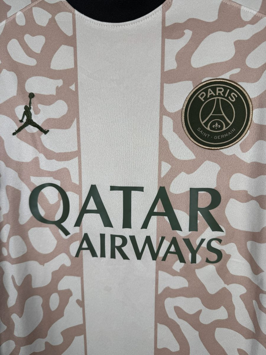 Écusson PSG ton sur ton, logo Jumpman et sponsor Qatar Airways, maillot fourth 2023-2024