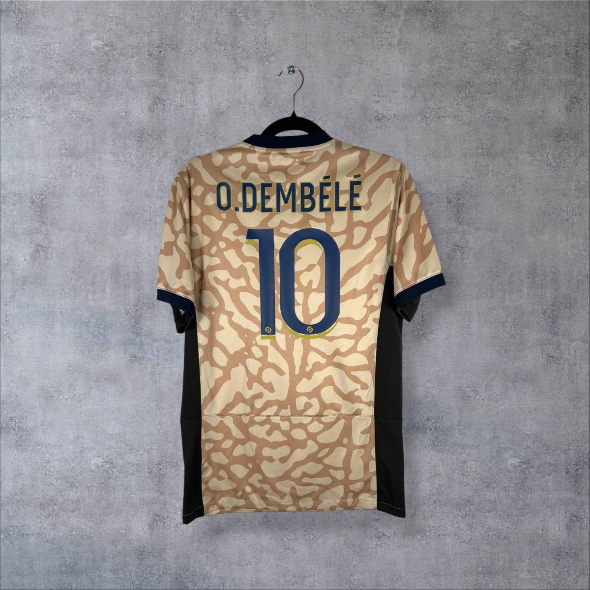 Dos du maillot PSG 2023-2024 fourth Jordan beige marbré avec flocage O.DEMBÉLÉ numéro 10