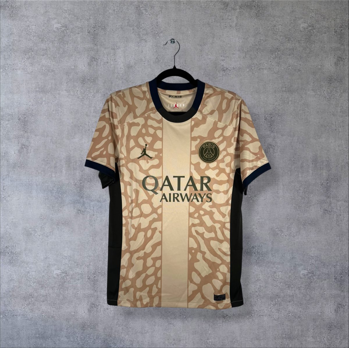 Face du maillot PSG 2023-2024 fourth Jordan, motif marbré beige et sponsor Qatar Airways kaki