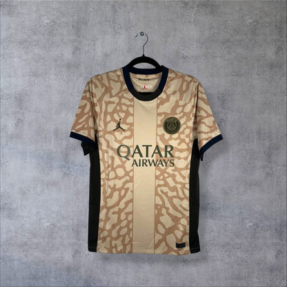 Face du maillot PSG 2023-2024 fourth Jordan, motif marbré beige et sponsor Qatar Airways kaki