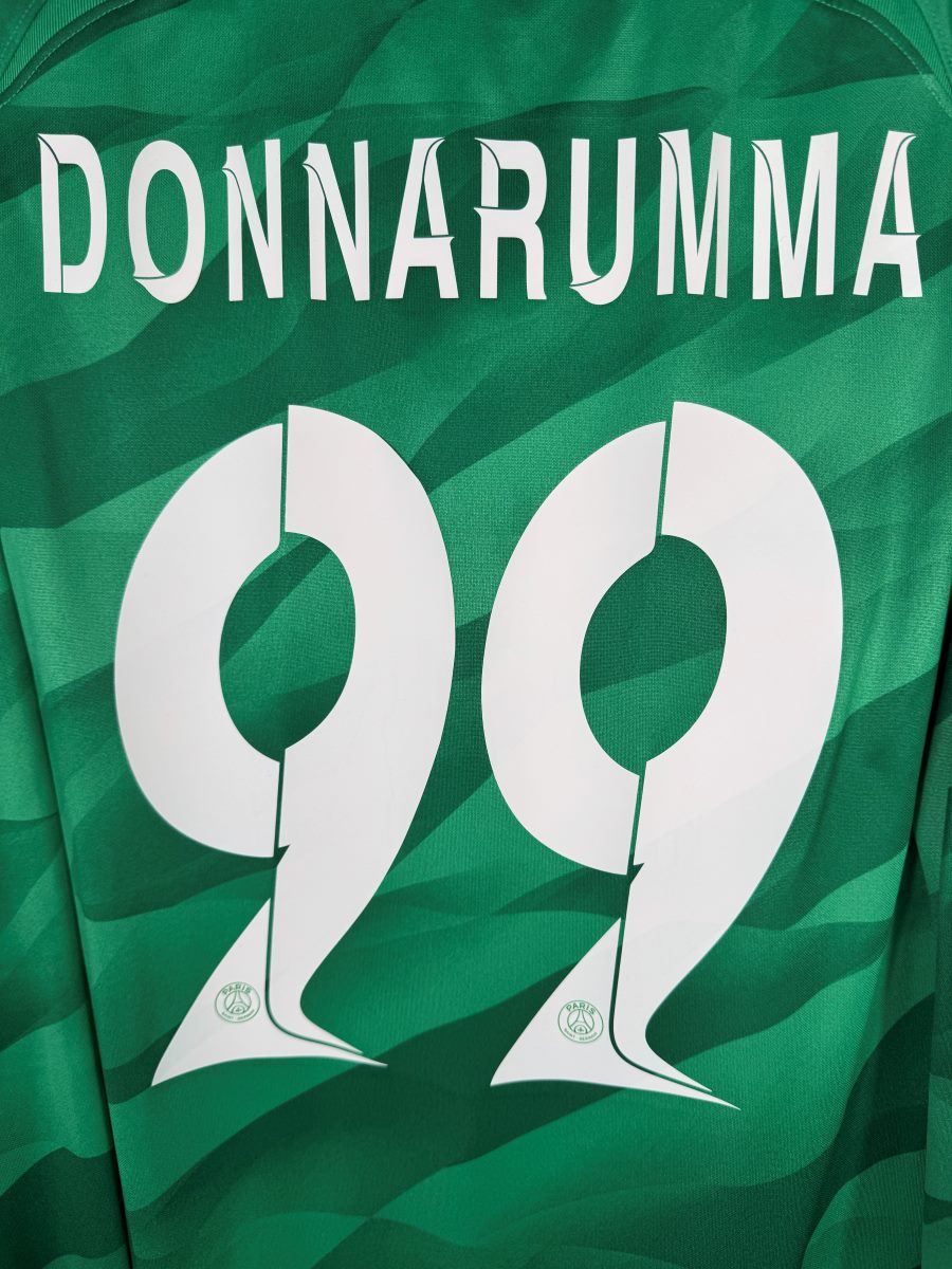 Détail du flocage blanc Donnarumma 99 en police PSG 2023-2024, maillot gardien