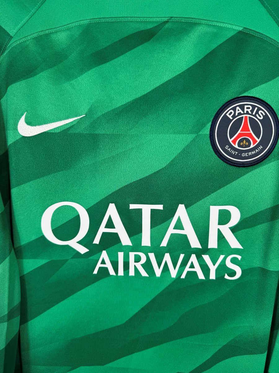 Écusson Paris Saint-Germain, virgule Nike et sponsor Qatar Airways, maillot gardien PSG 2023-2024