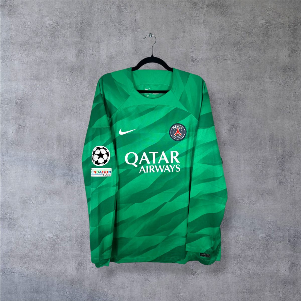 Maillot gardien PSG 2023-2024 manches longues de face, vert à motif de vagues, sponsor Qatar Airways