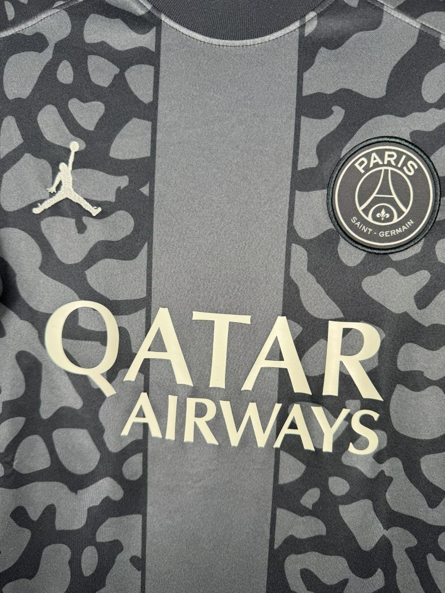 Écusson PSG monochrome, Jumpman brodé et sponsor Qatar Airways du third 2023-2024