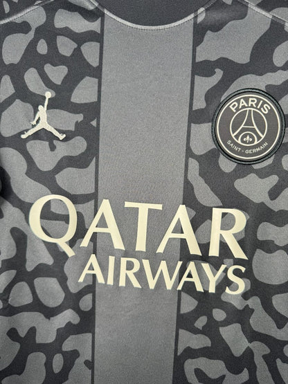 Écusson PSG monochrome, Jumpman brodé et sponsor Qatar Airways du third 2023-2024