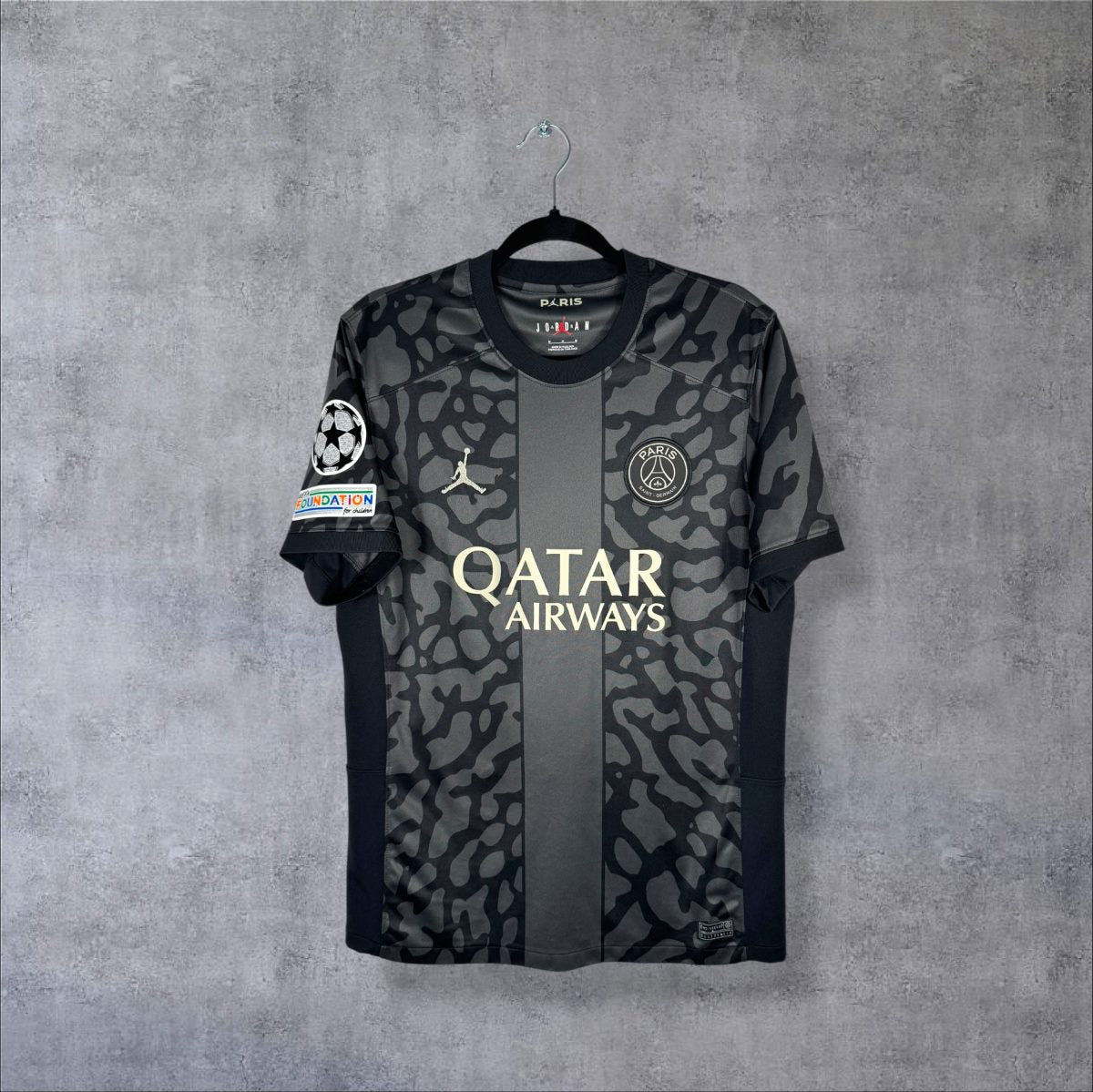 Face du maillot PSG third 2023-2024 Jordan motif elephant print, sponsor Qatar Airways