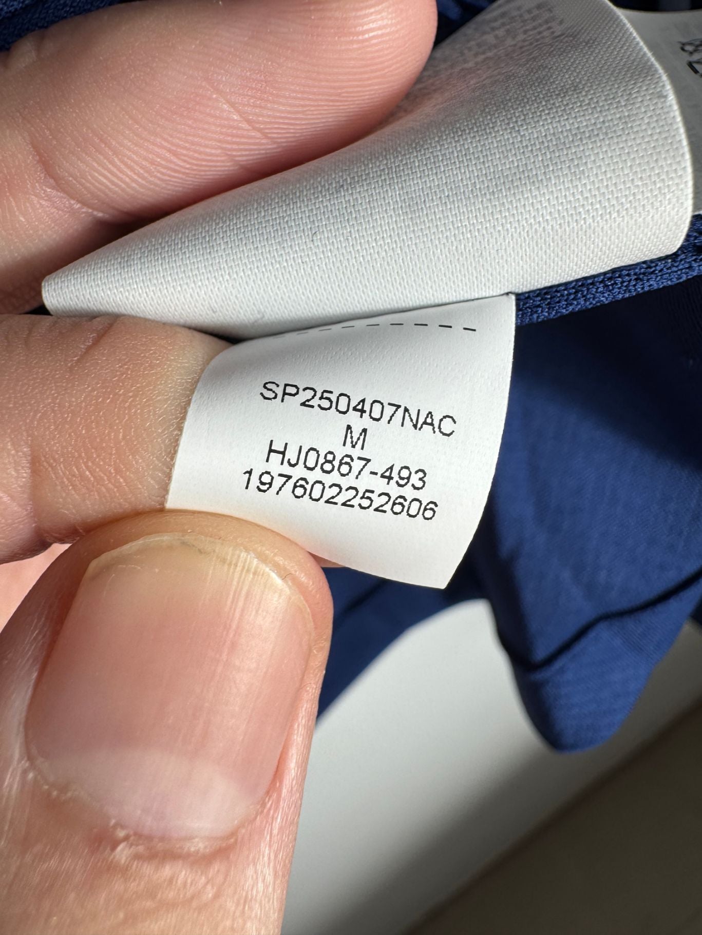 Étiquette d'authenticité avec code Jordan HJ0867-493 prouvant l'originalité du maillot