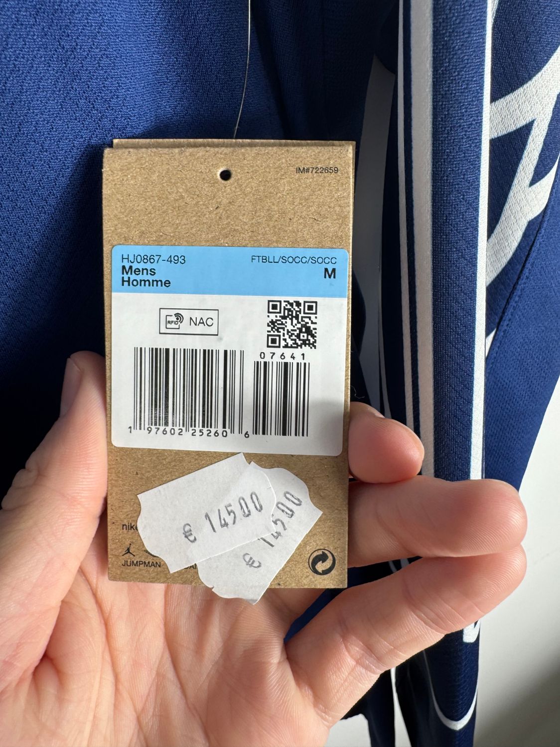 Détail des étiquettes neuves d'origine (BNWT) sur le maillot du PSG
