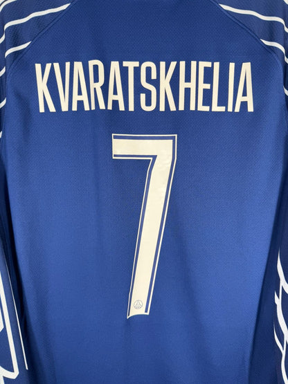 Détail de la typographie du flocage d'origine sur le numéro 7 de Khvicha Kvaratskhelia