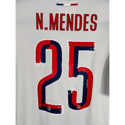 Détail de la typographie du flocage sur le numéro 25 de Nuno Mendes