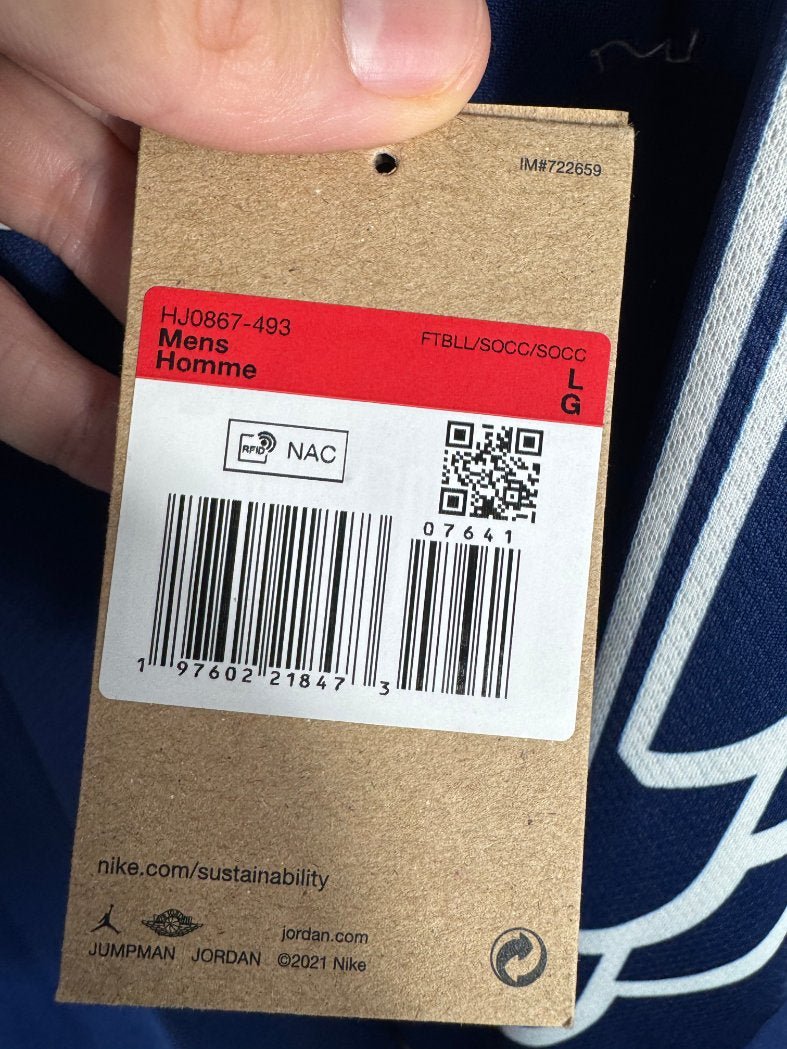 Détail des étiquettes neuves d'origine (BNWT) sur le maillot du PSG