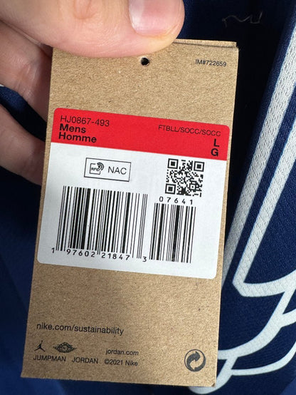 Détail des étiquettes neuves d'origine (BNWT) sur le maillot du PSG