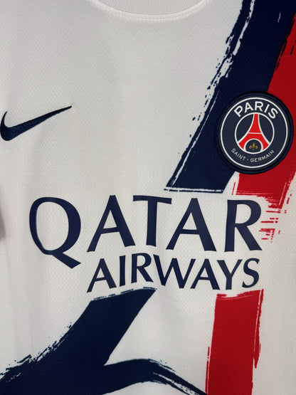 Détail écusson Paris Saint-Germain et coup de pinceau bleu rouge du maillot extérieur 2024-2025