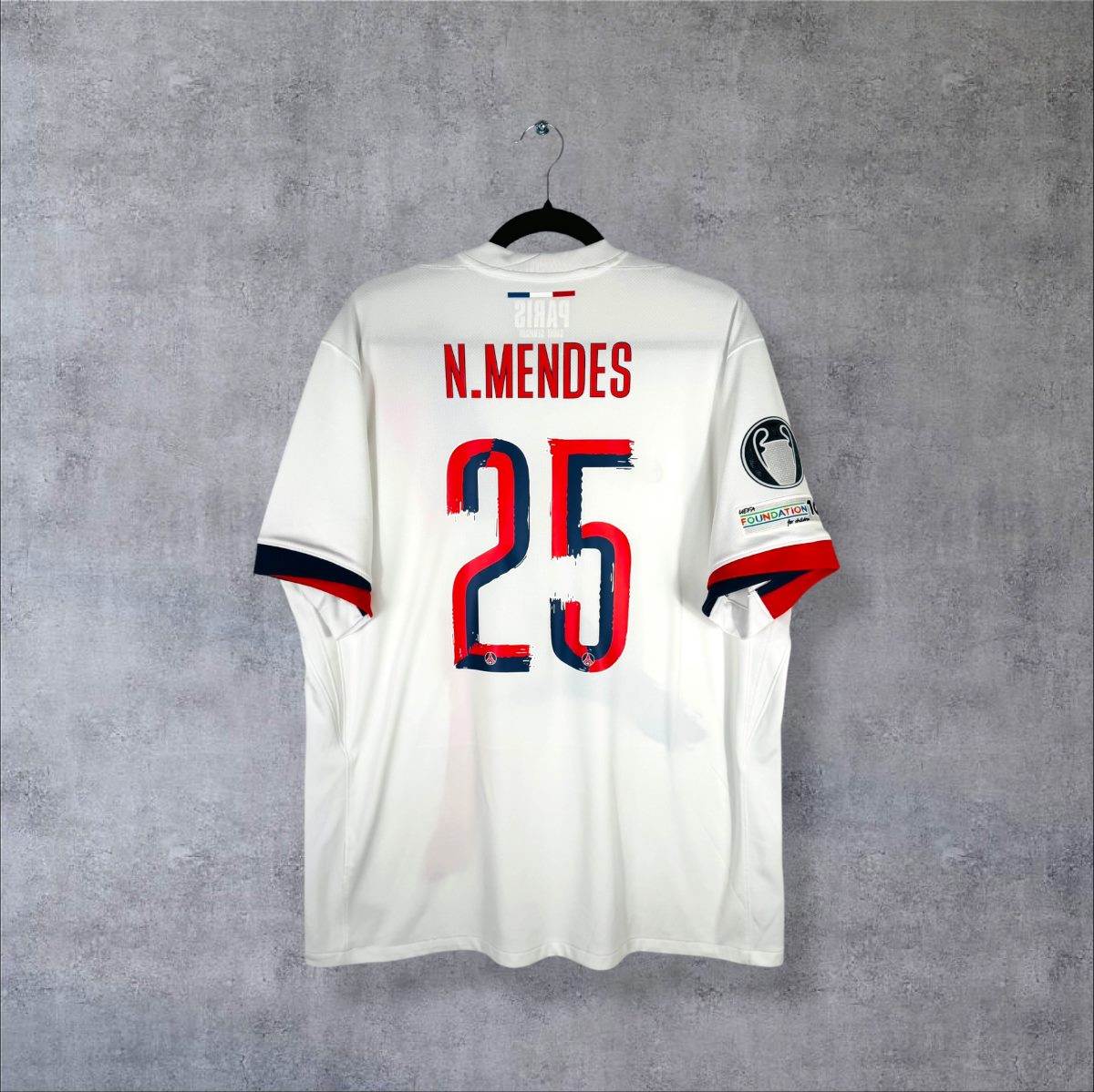 Dos du maillot PSG 2024-2025 extérieur blanc avec flocage Nuno Mendes numéro 25