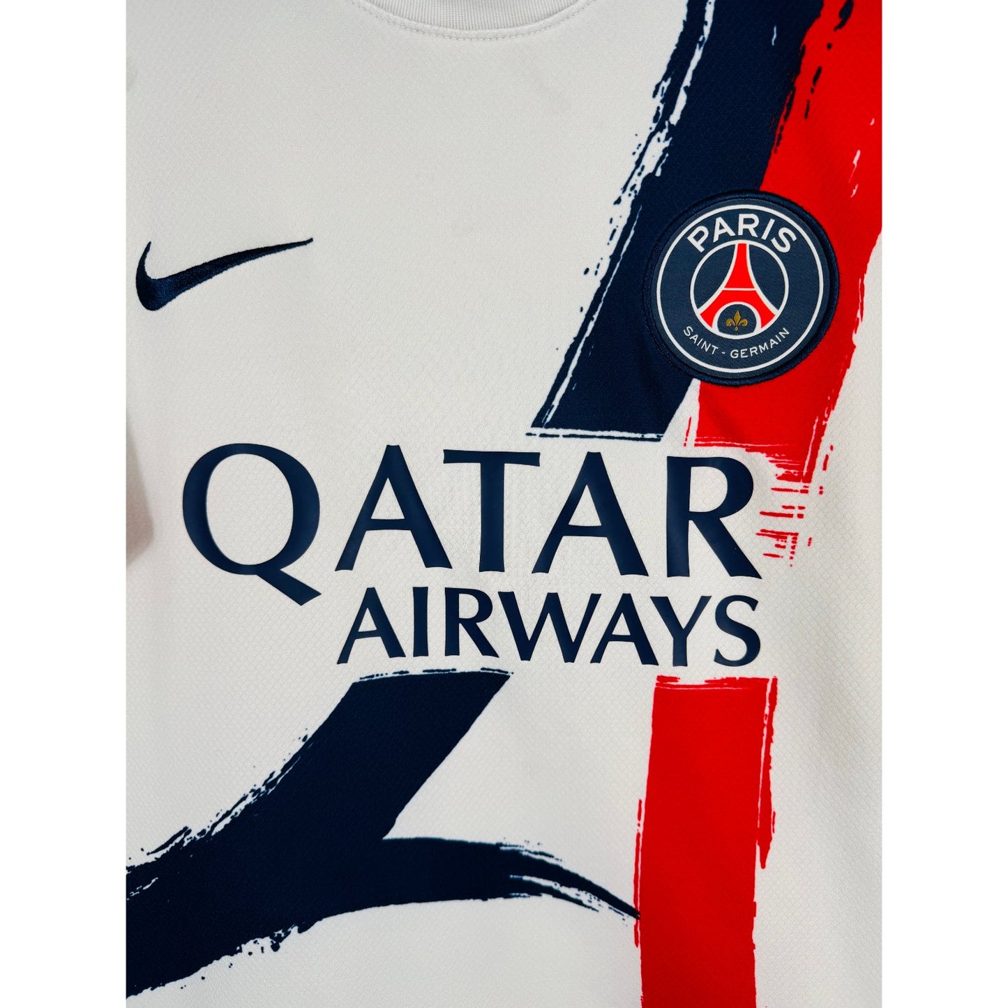 Détail de l'écusson du Paris Saint-Germain et du logo Nike
