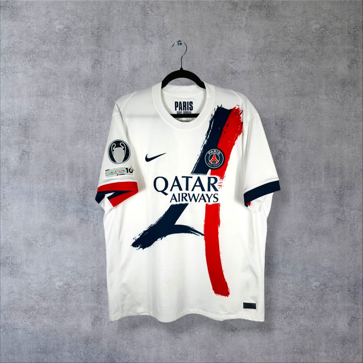 Face du maillot PSG 2024-2025 extérieur Nike avec sponsor Qatar Airways et coup de pinceau tricolore