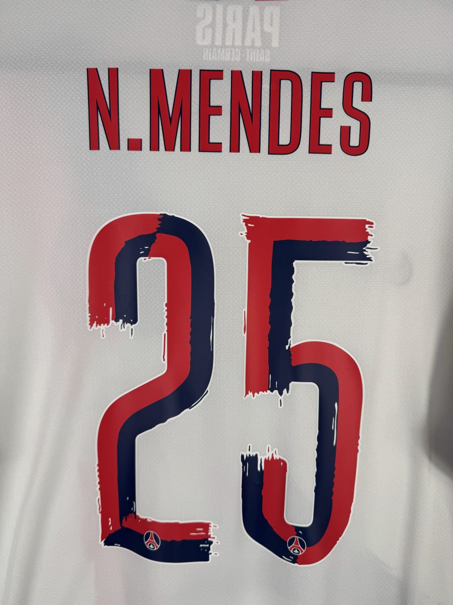 Zoom sur le flocage Nuno Mendes numéro 25 effet pinceau du maillot PSG 2024-2025