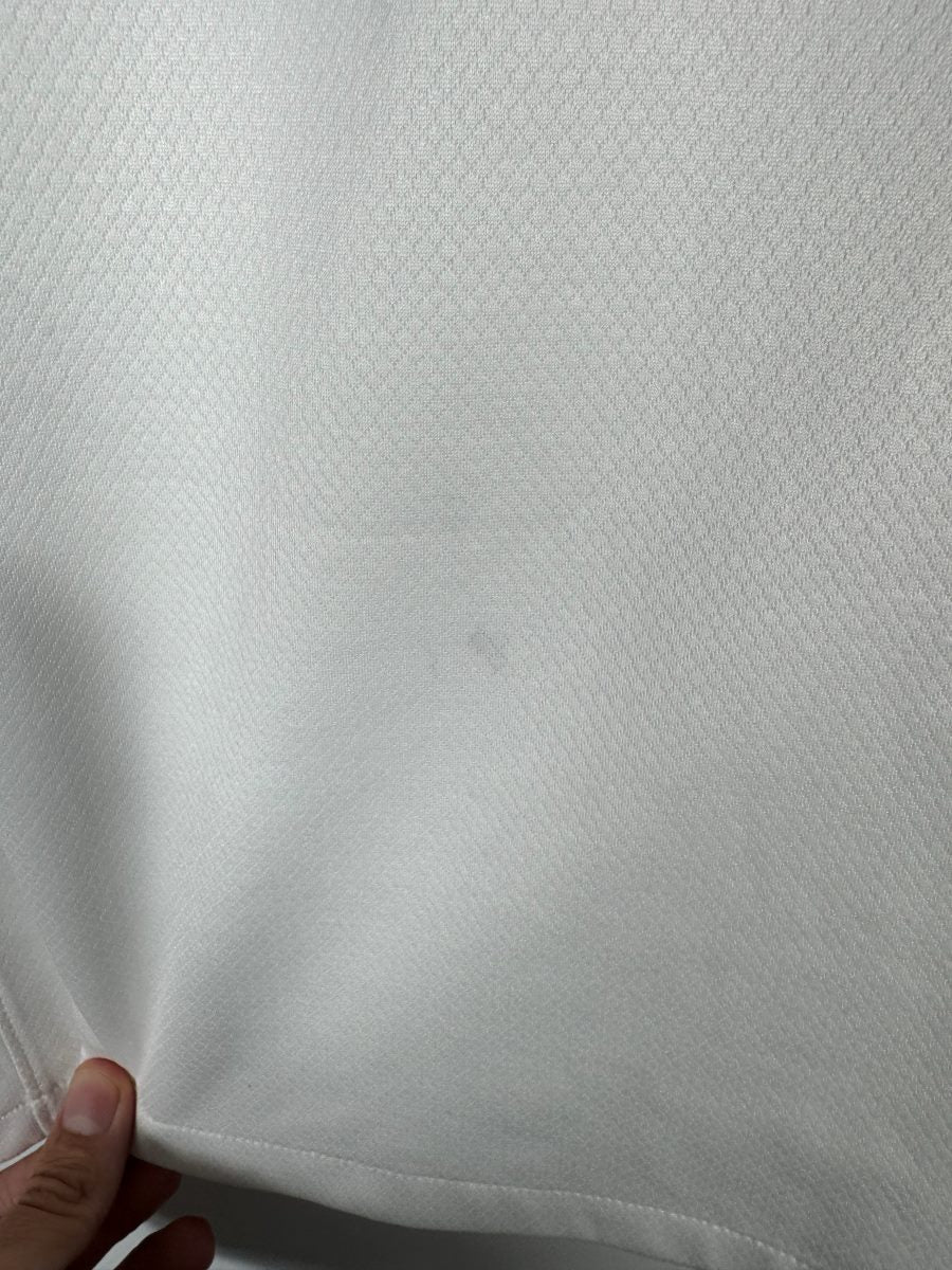 Micro-tache pâle à l'arrière du maillot PSG 2024-2025 extérieur taille XL