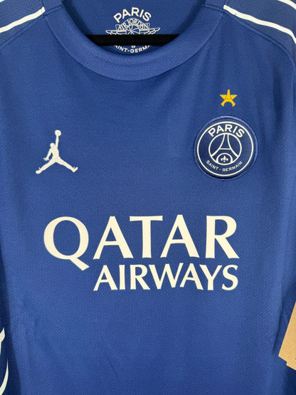 Détail de l'écusson du Paris Saint-Germain et du logo Jordan