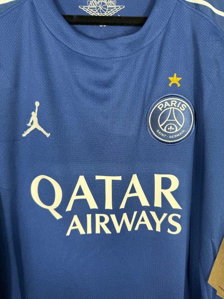 Détail de l'écusson du Paris Saint-Germain et du logo Jordan