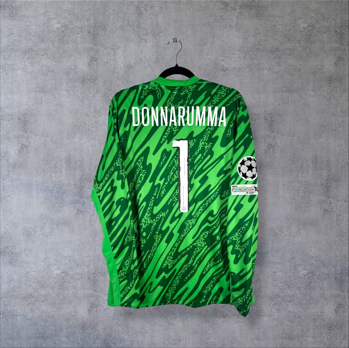 Dos du maillot gardien PSG 2024-2025 vert avec flocage Donnarumma numéro 1 et patch Ligue des Champions