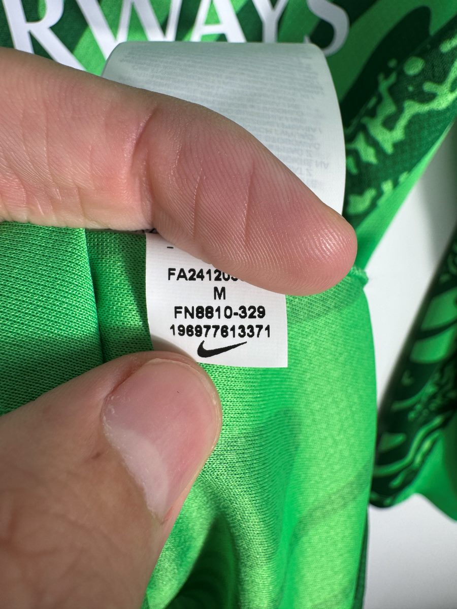 Étiquette Nike FN8810-329 du maillot gardien PSG 2024-2025 taille M