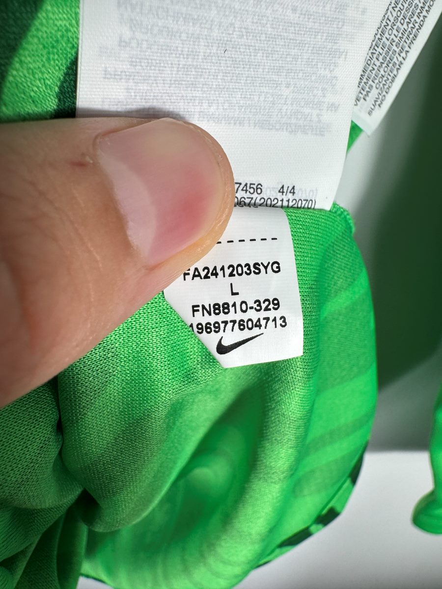 Étiquette Nike du maillot gardien PSG 2024-2025 avec la référence FN8810-329 taille L