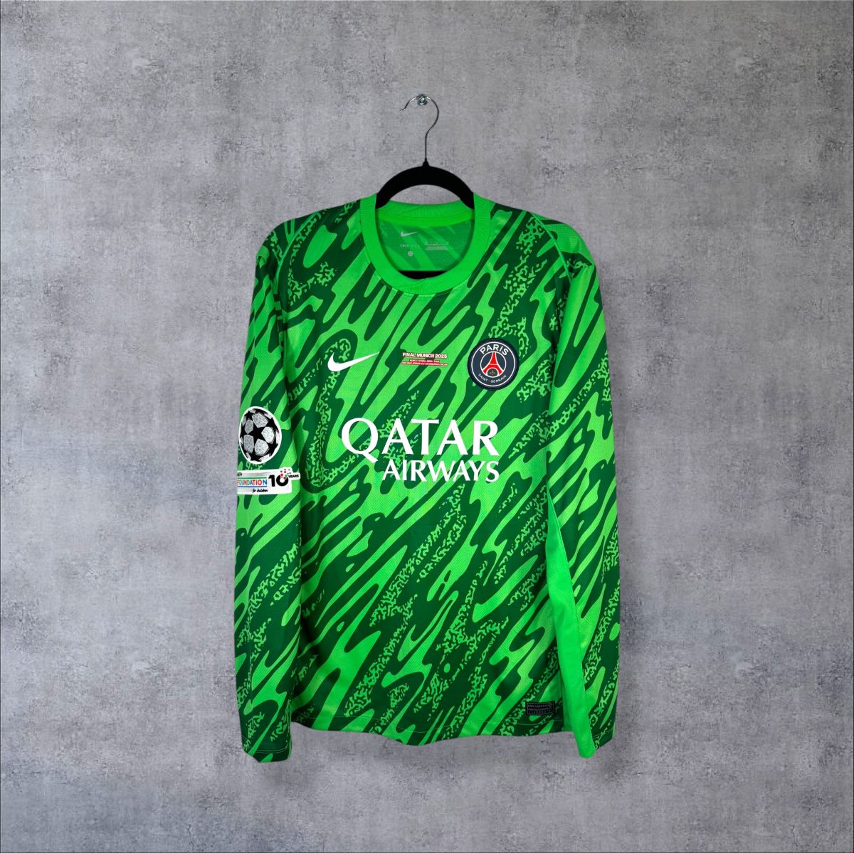 Face du maillot gardien PSG 2024-2025 Nike vert avec sponsor Qatar Airways et patch finale Munich