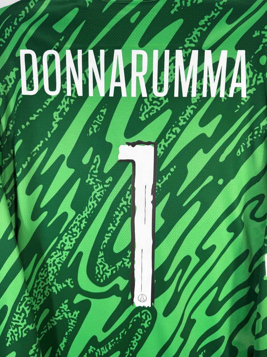 Détail du flocage Donnarumma N°1 blanc avec Tour Eiffel intégrée, maillot gardien PSG 2024-2025